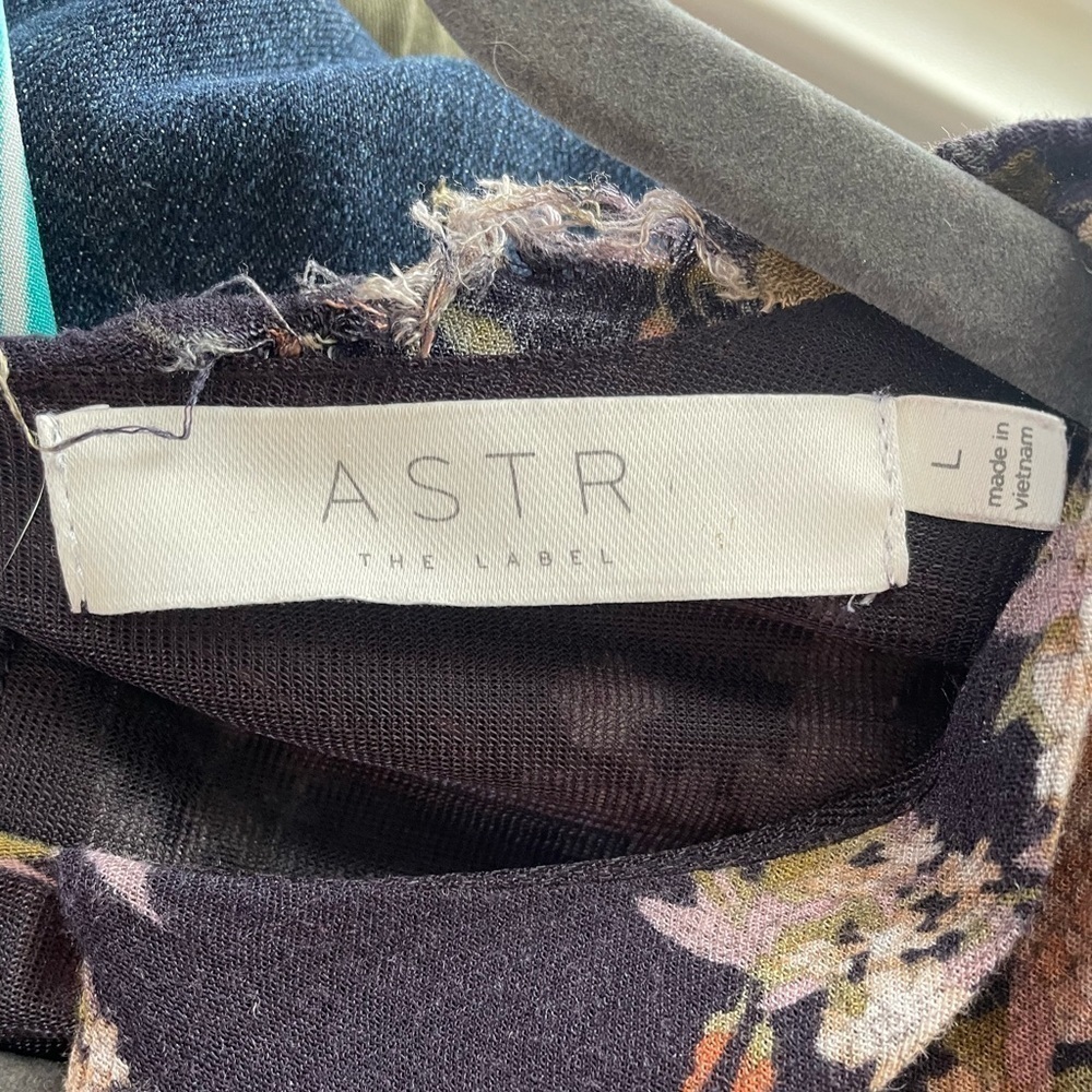 ASTR the Label for Anthropologie Women’s Large Floral Navy long sleeve romper - Picture 5 of 5